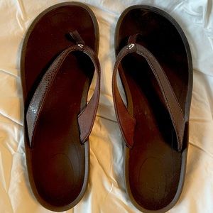 OluKai ‘Ohana Women’s Beach Sandal in Dark Java.